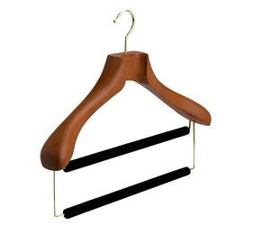 Cabide de terno de madeira personalizado Tailor Made® em caramelo profundo com barra de veludo para calças